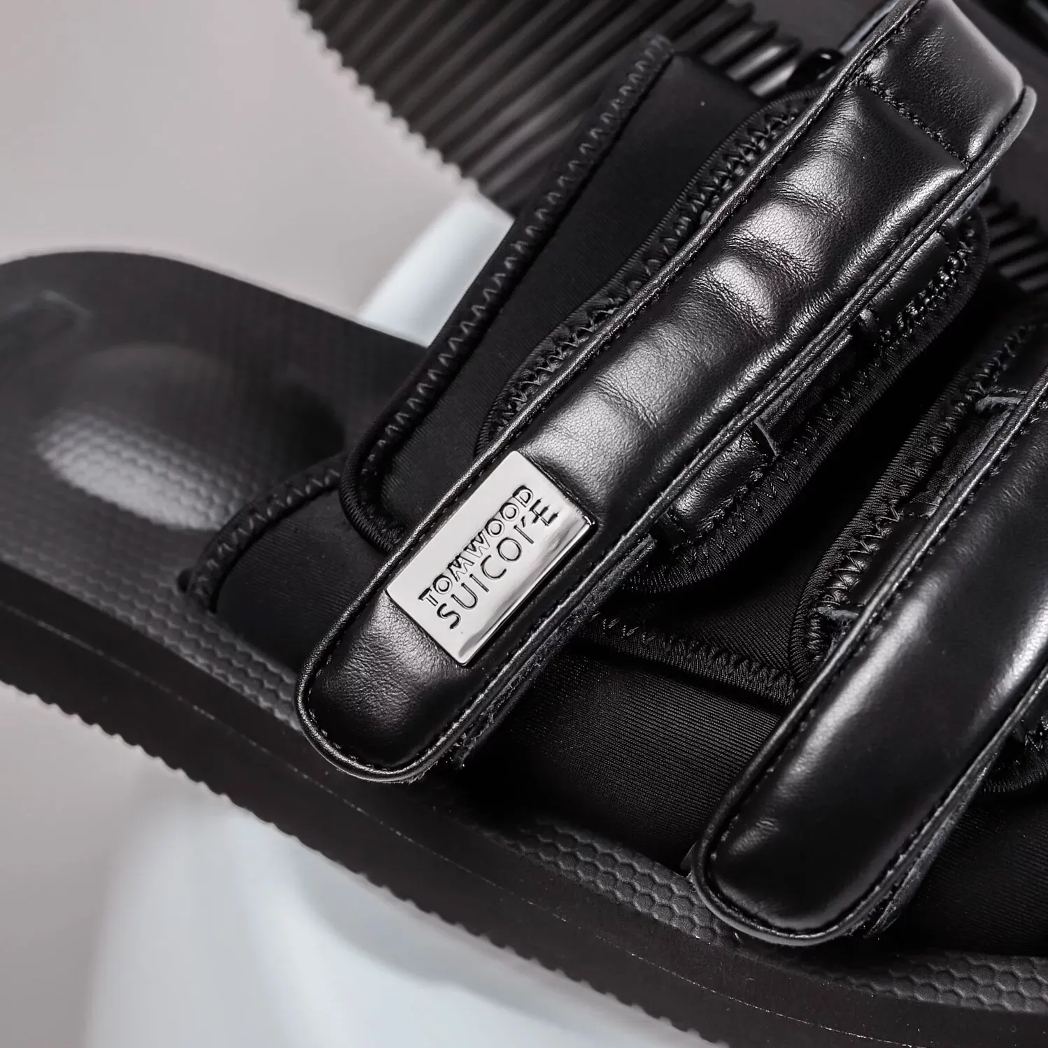 SUICOKE MOTO x TOM WOOD OG-056VTW Black Leather [SK056VTWBK]